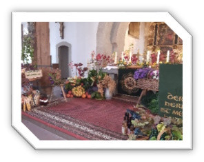 Erntedank, geschmückter Altar